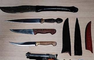 Polis ruhsatsız tabanca ve bıçak ele geçirdi