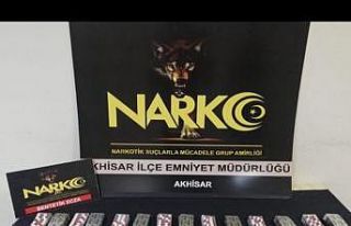 Polisi görünce uyuşturucu dolu poşeti arabanın...