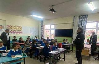 Polisler okul okul gezip öğrencilere eğitim verdi