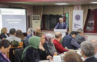 Rektör Çomaklı, akademisyenlerle bir araya gelmeye...