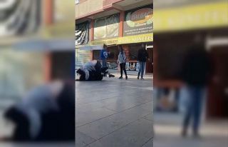 Saç saça kavga eden genç kızları ayırmakta güçlük...