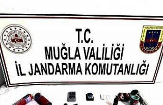 Sahte kimlikten aranıyordu, uyuşturucu ile yakalandı