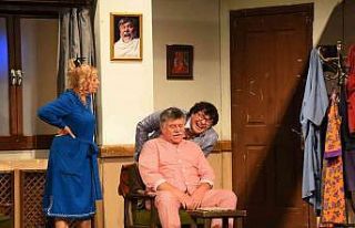 Salihli’de “Yalan Makinası” güldürdü