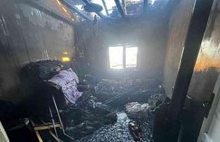 Samanlıkta çıkan yangın iki katlı evi kül etti