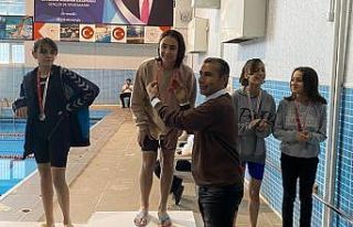 Samsatlı öğrenci yüzmede üç birincilik aldı