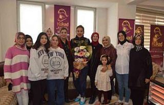 Sanatçı Demet Akalın, ihtiyaç sahibi aile için...