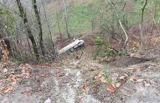 Şarampole yuvarlanan kamyon 100 metre sürüklendi,...