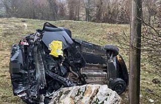 Şarampole yuvarlanan otomobil hurdaya döndü: 2...