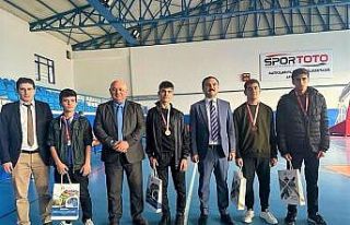 Satranç turnuvasının kazananları madalyalarını...