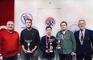 Satranç ustaları kupalarını aldı