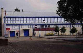 Seferihisar’da yakılan spor salonu yıkılıyor:...