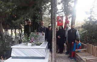 Şehit asker kabri başında anıldı