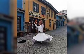 Semazenler tarihi sokakta döndü