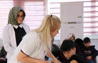 Sensör takılan şeker hastası çocuklar parmaklarının...