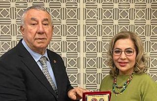 Serdar Ünsal’dan Azer Yaycılı’ya plaket