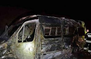 Seyir halindeki minibüs alev alev yandı