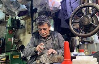 Sıcak tutan botların tamirini yapan esnaf ısınamıyor