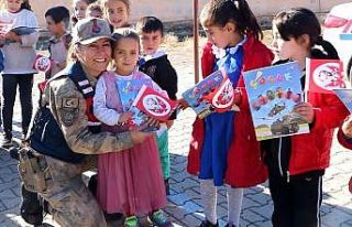 Siirt’te jandarma ekipleri, köy okulu öğrencilerini...