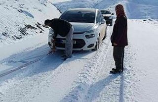 Siirt’te kar yolları kapattı, ekipler hasta çocuk...