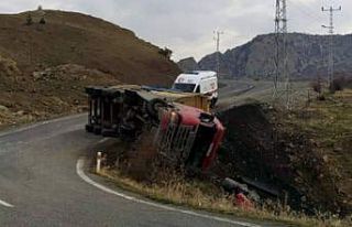 Siirt’te virajı alamayan tır devrildi:1 yaralı
