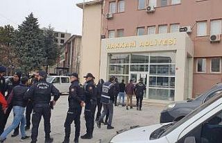 Silahlı kavga sonrası gözaltına alınan 19 kişi...