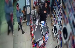 Silahlı soyguncu market çalışanına dehşeti yaşattı