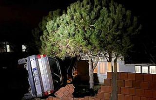 Sinop’ta kontrolünü kaybeden otomobil bahçe duvarına...