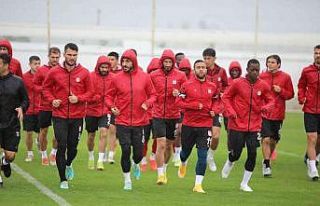 Sivasspor, sağanak yağış altında çalıştı