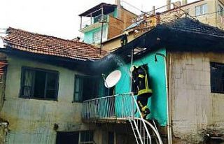 Soba bacasından çıkan yangın evi küle çevirdi