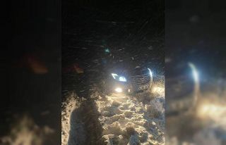Soğanlı Dağında araçları kara saplanan 2 kişi...