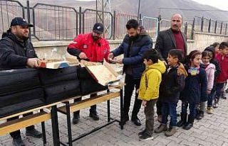 Soğuk havada çocuklara sıcak pizza ikramı