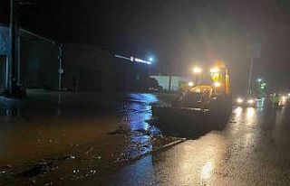 Söke Belediyesi’nden karayoluna müdahale