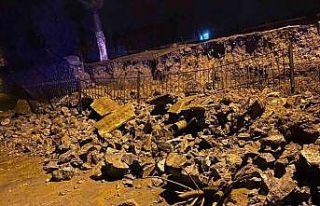 Söke’de aşırı yağış okulun istinat duvarını...