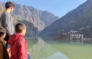 Sular altında kalan evlerine son kez baktılar