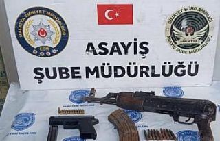 Şüphe üzerine durdurulan araçta kalaşnikof çıktı