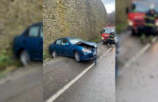 Sürücüsünün kontrolünden çıkan otomobil duvara...