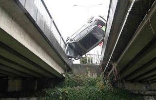 Takla atan araç 2 viyadük arasında askıda kaldı