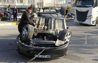 Takla atan aracın sürücüsü yaralandı, ters dönen...