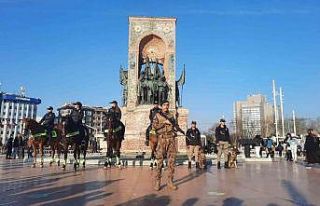 Taksim’de yılbaşı öncesi devriye gezen atlı...