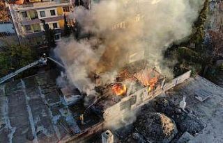 Tarihi Keleiçi’nde iki katlı yapı alev alev yandı