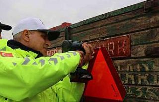 Tarım araçlarının karıştığı kazalara reflektörlü...