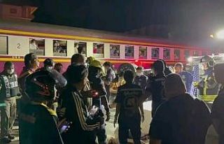 Tayland’da bariyerleri aşmaya çalışan araca...