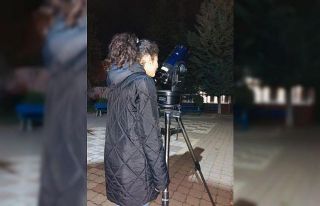 Teleskopla ayı ilk kez izleyen öğrenciler büyük...