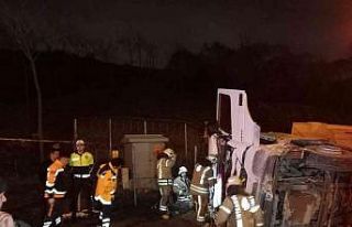 TEM Otoyolu’nda hafriyat kamyonu devrildi: 1 ölü,...