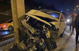 Tem’de kontrolden çıkan araç orta refüje çarptı:...