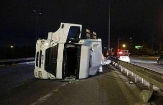 TEM’e girmek isteyen kağıt yüklü tır, virajı...
