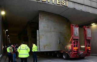 Tırın taşıdığı platform tünele sıkıştı,...