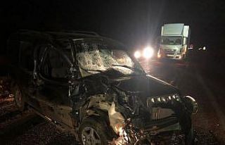 Traktörle ticari araç çarpıştı 5 kişi yaralandı