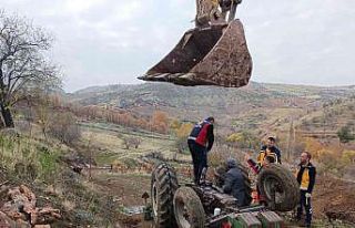 Traktörün altında kalan yaşlı adam hayatını...
