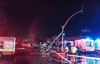 Trene çarpan araçtaki 2 kişi ağır yaralandı